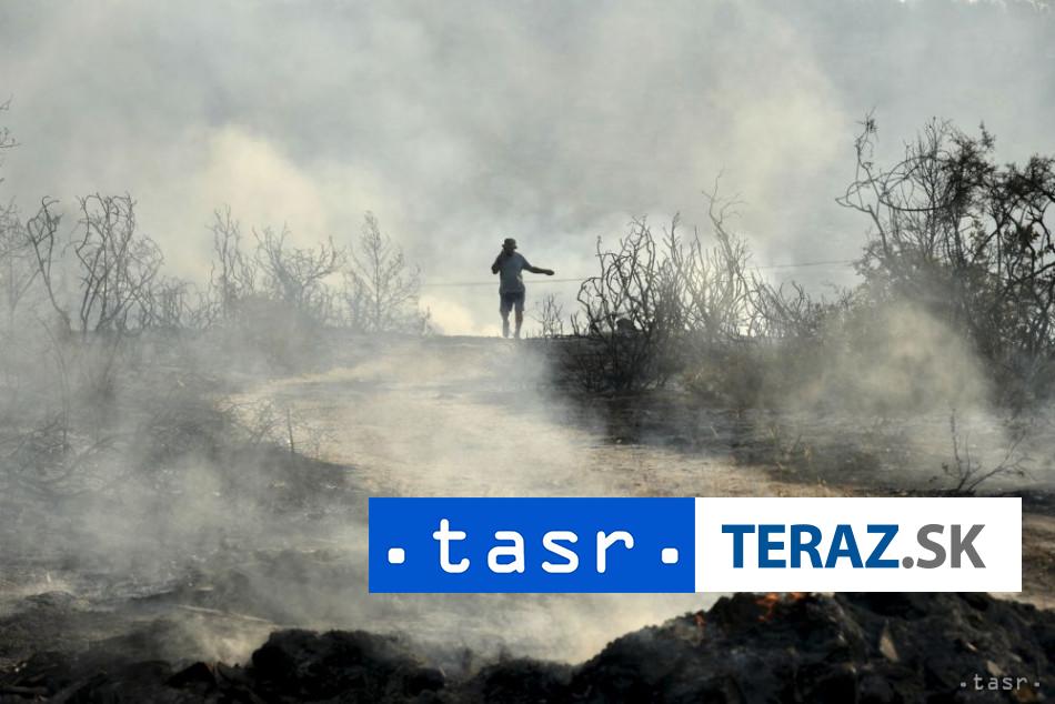 Pozar v oblubenej destinacii Dvaja ludia uhoreli v aute