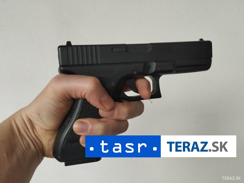 Agresivna zena sa vyhrazala zbranou v Piestanoch