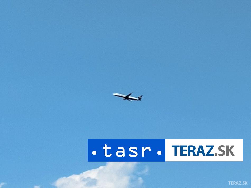 DRAMA V LIETADLE Muz sa chcel dostat do kokpitu