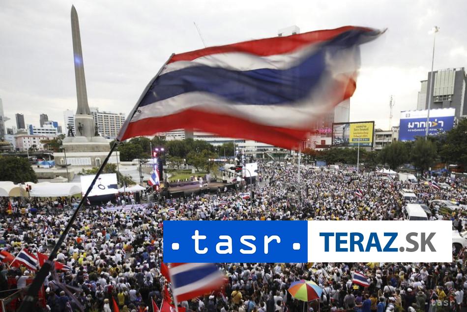Demonstranti v Bangkoku pozaduju odstupenie premierky Sinavatrovej
