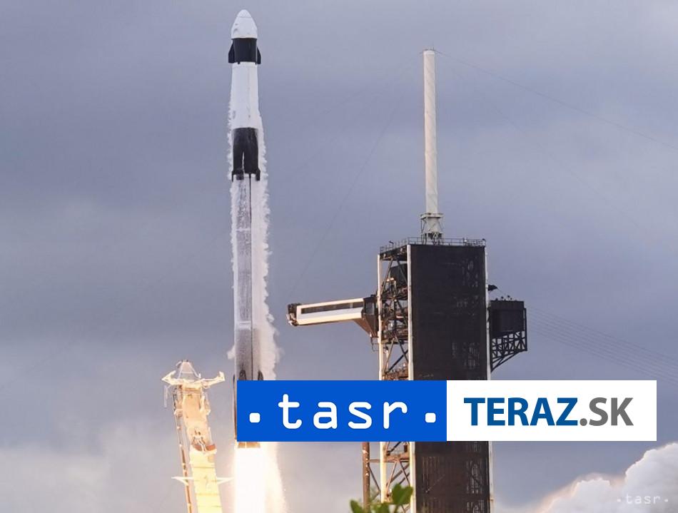 Kozmicka lod Crew Dragon priviedla na ISS styroch astronautov