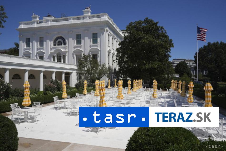 Pred Bielym domom zadrzali muza za palenie vlajky USA