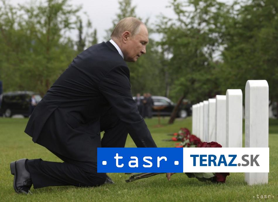 Putin pred odletom polozil kvety na hroby pilotov