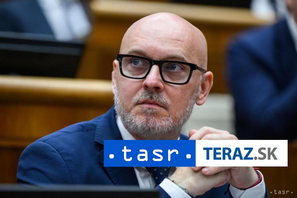 SaS kritizuje vladu za nerokovanie o analyze SAV o vakcinach