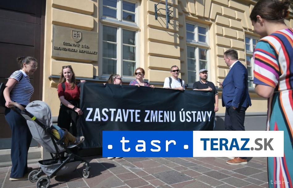 Aktivisti vyzvali vladu a poslancov zastavit novelu ustavy