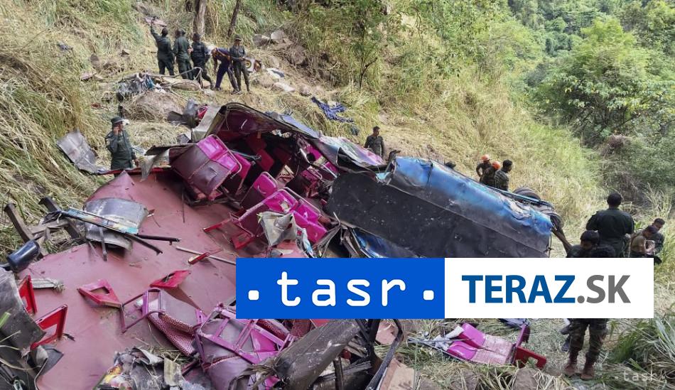 Autobus s turistami sa zrutil 15 nezilo