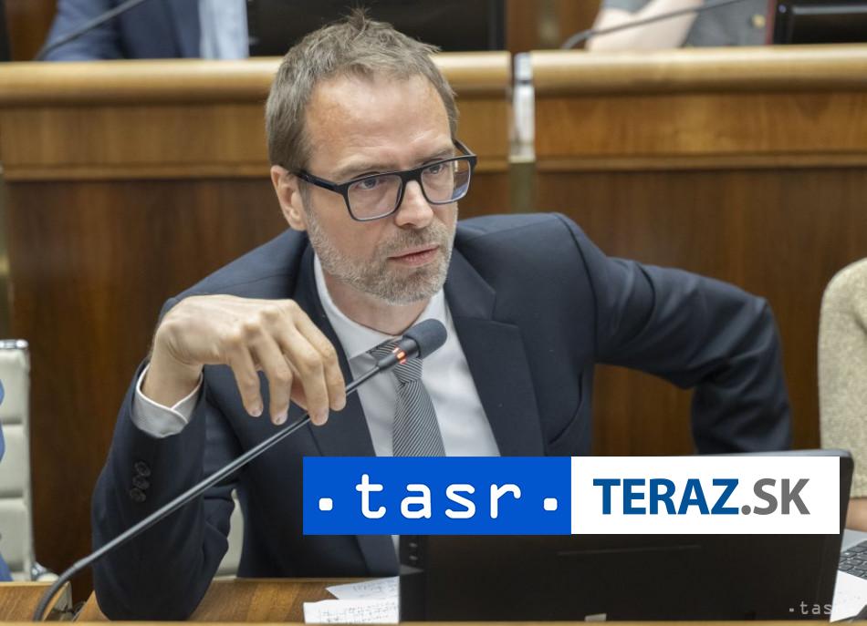 Opozicia vycita vlade ze stale nezaobera analyzou vakcin