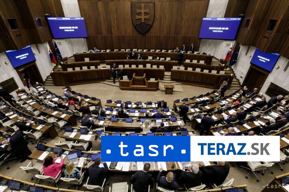 Poslanci venovali piatkove rokovanie navrhom rezortu financii