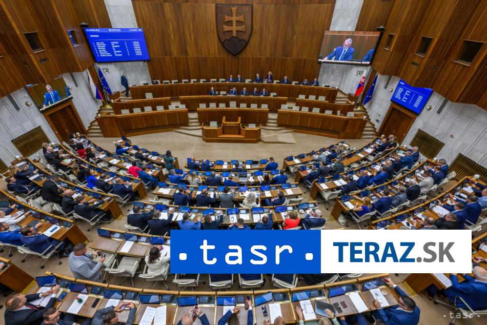 Poslanci zacali stvrtkove rokovanie o skolskych zakonoch