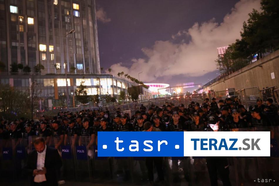 Privrzenci CHP v Istanbule protestovali proti odvolaniu vedenia