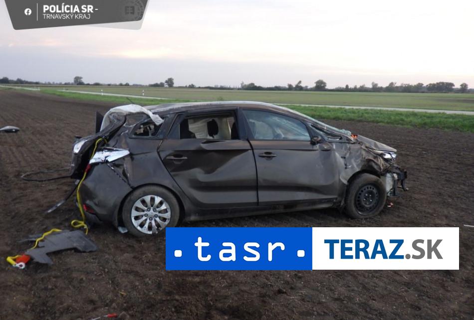 Tragicka nehoda Spolujazdec vypadol z auta pri prevrateni auta