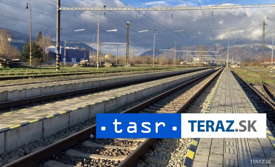 VYKOLAJENIE VLAKU Jeden vozen skoncil v priekope hlasia zranenie