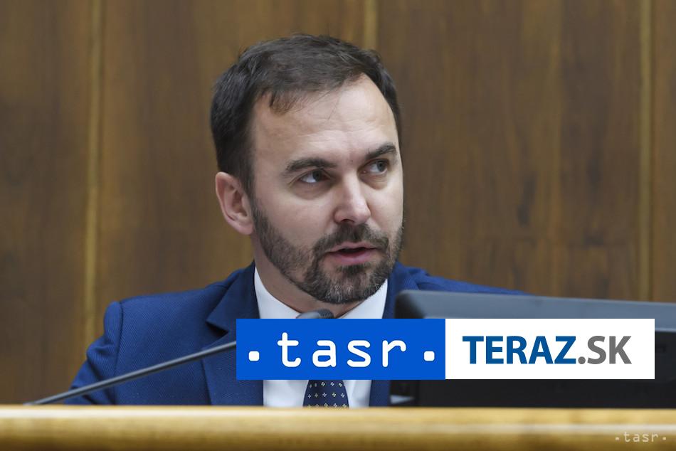 Opozicia namieta presun navrhov a hovori o posliapavani demokracie