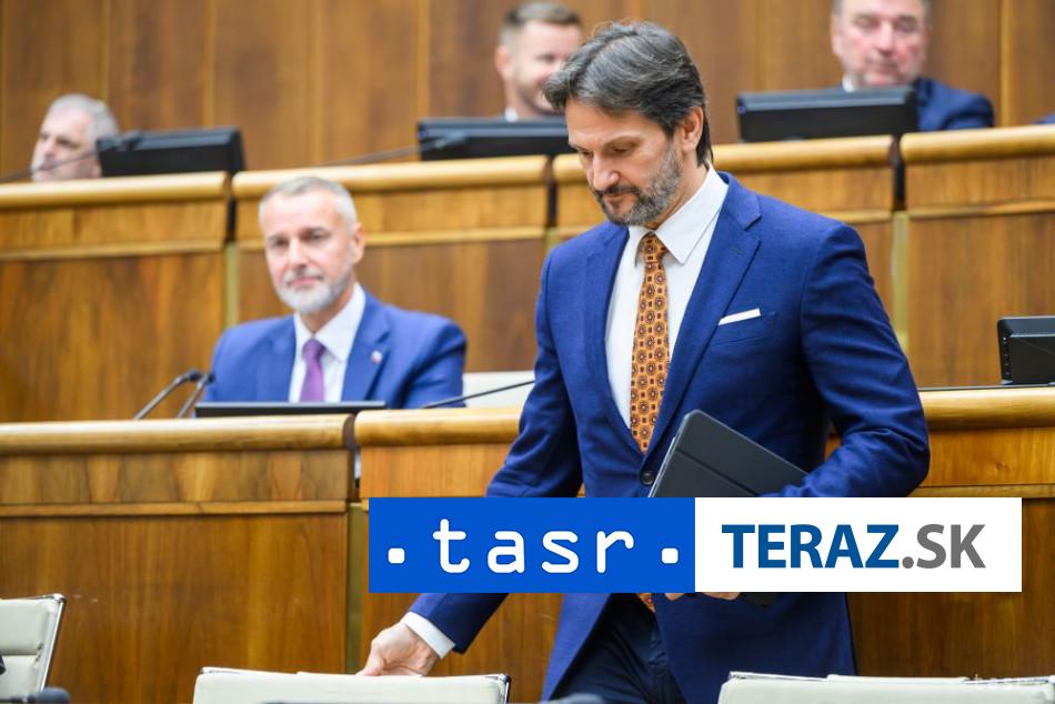 Plenum zacalo rokovanie o vojenskom zastupeni pri EU a NATO