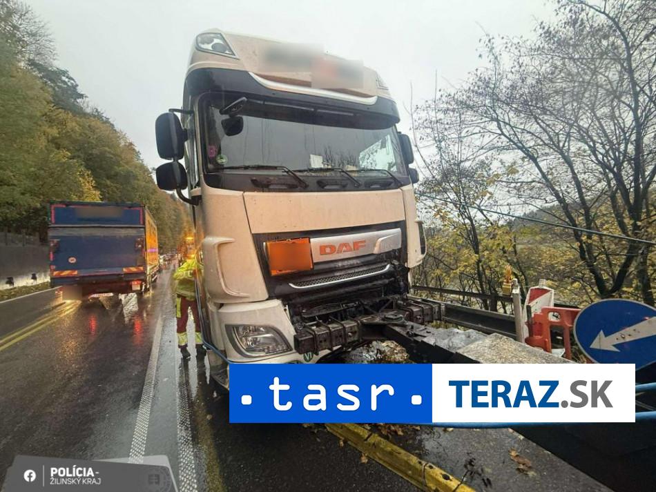 VAZNA NEHODA Pri Strecne zrazka auta s kamionom
