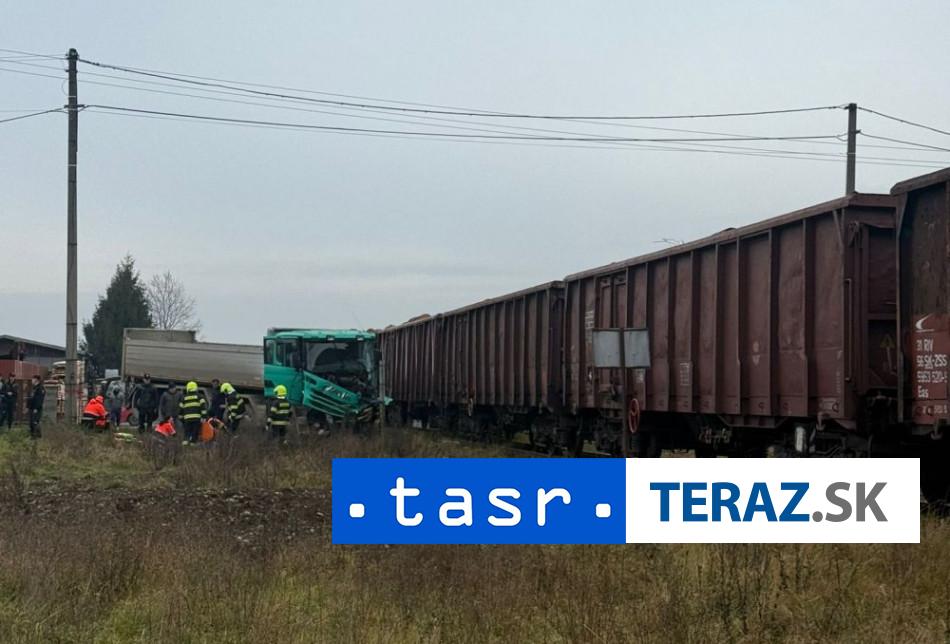 Pri zrazke kamionu s vlakom v Bolesove sa vazne zranil vodic