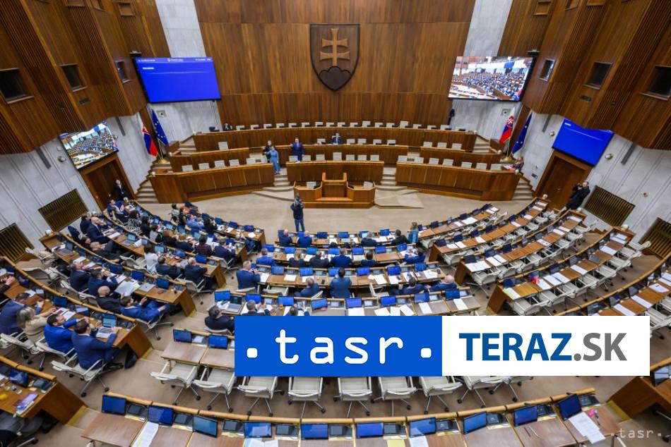 SNS stiahla z rokovania schodzi navrh na tresty za