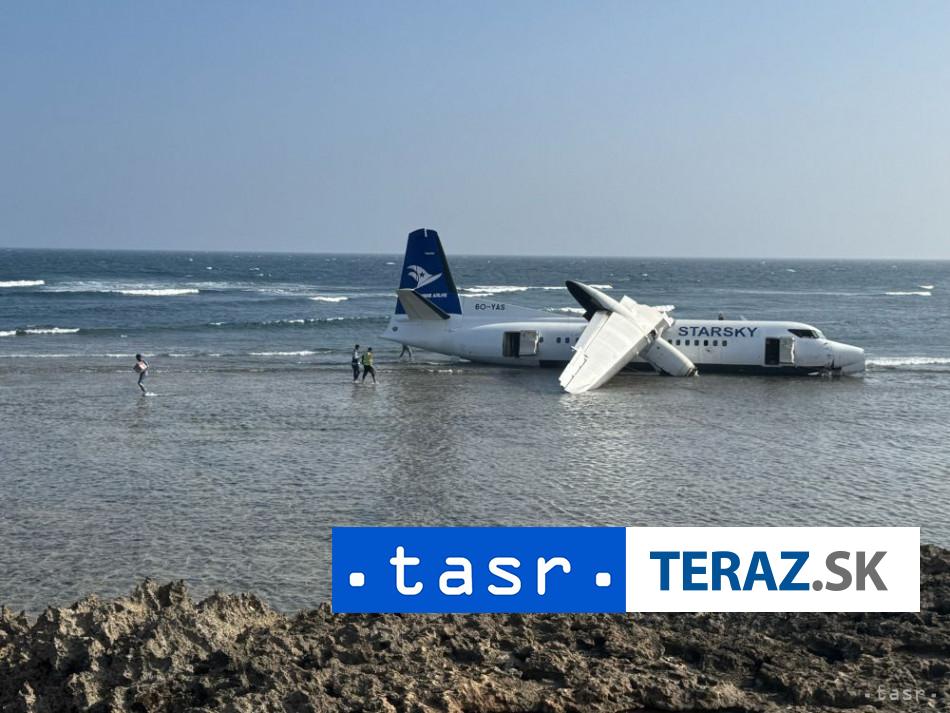 Lietadlo s 55 ludmi sa nezastavilo na pristavacej drahe a skoncilo vo vode