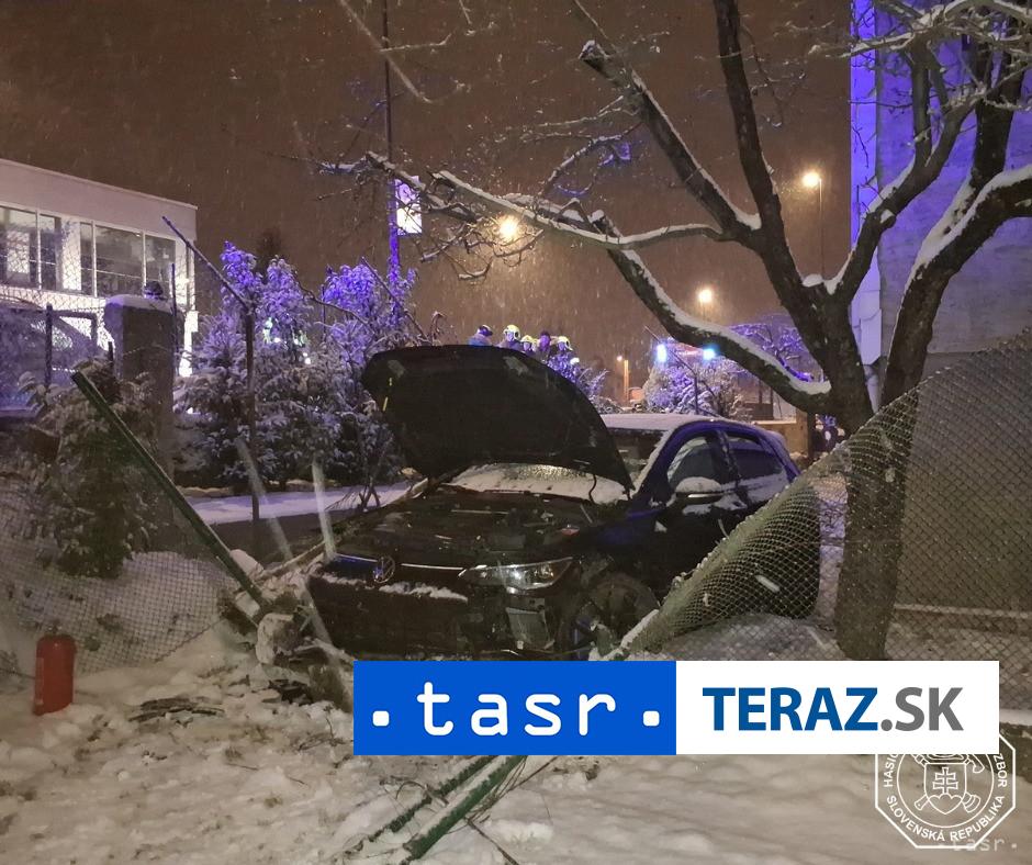NEHODA V RACI Auto skoncilo na dvore rodinneho domu