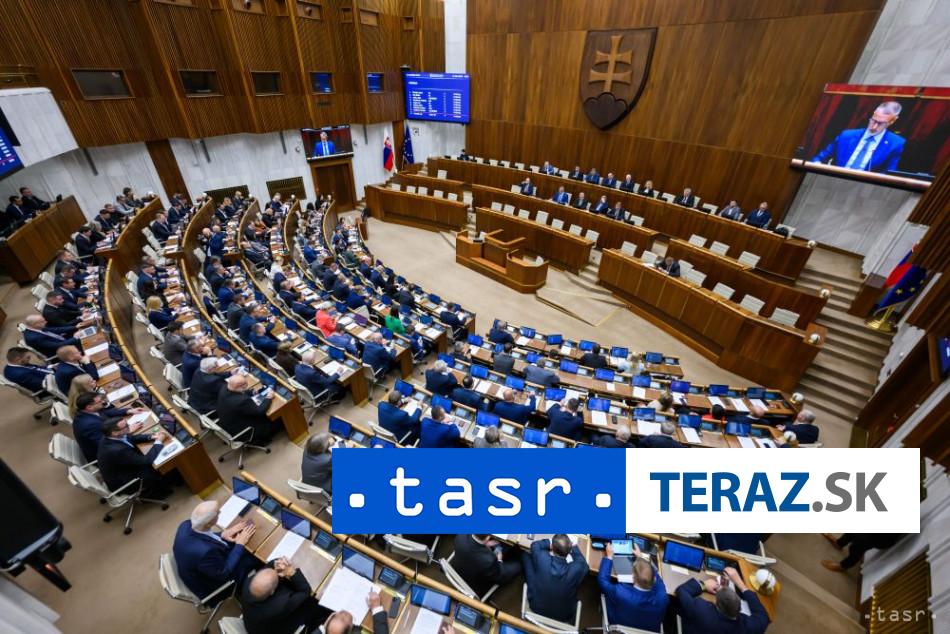 Parlament zacal diskusiu o navrhu na vyslovenie nedovere vlade