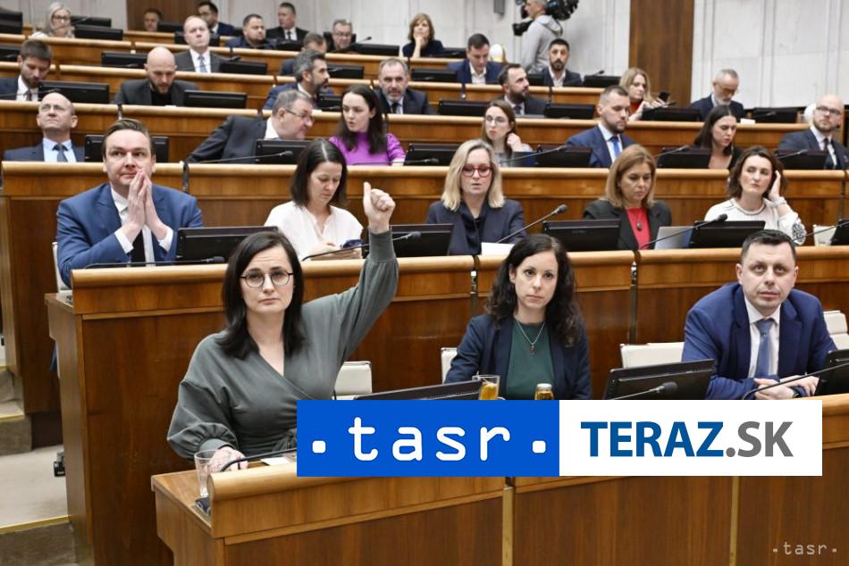 Poslanci zacali rokovanie zaverecnymi recami k odvolaniam ministrov