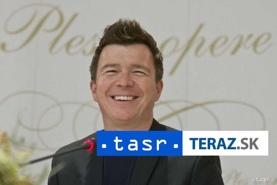 Rick Astley ma 60 poslucha tvrd hudbu a spieva piesne od The Smiths