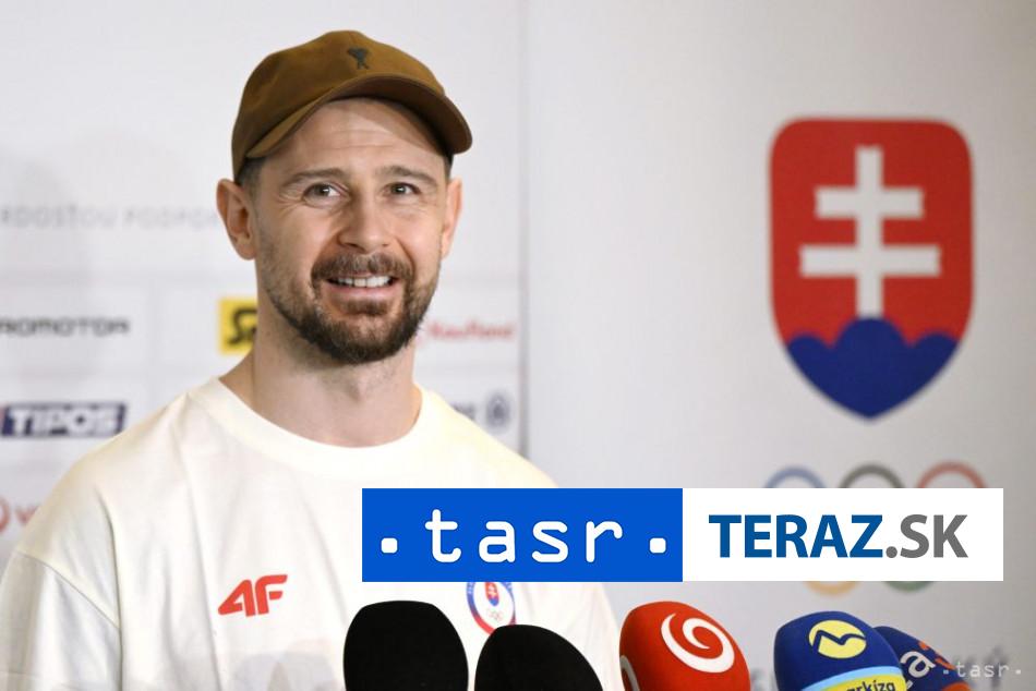 Tatar a Cernanska ponesu zastavu Slovenska na otvaracom ceremoniali
