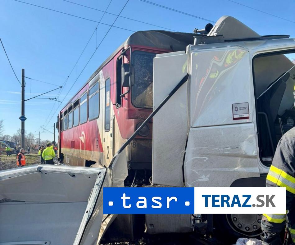 ZRAZKA VLAKU S KAMIONOM HLASIA MRTVYCH A ZRANENYCH