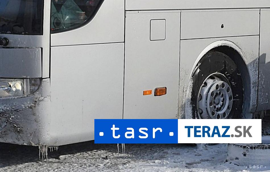 nehoda na dialnici za sintavou autobus skoncil v poli