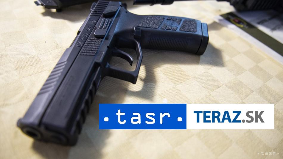 Strelba na policu hladaju ozbrojenych pachatela