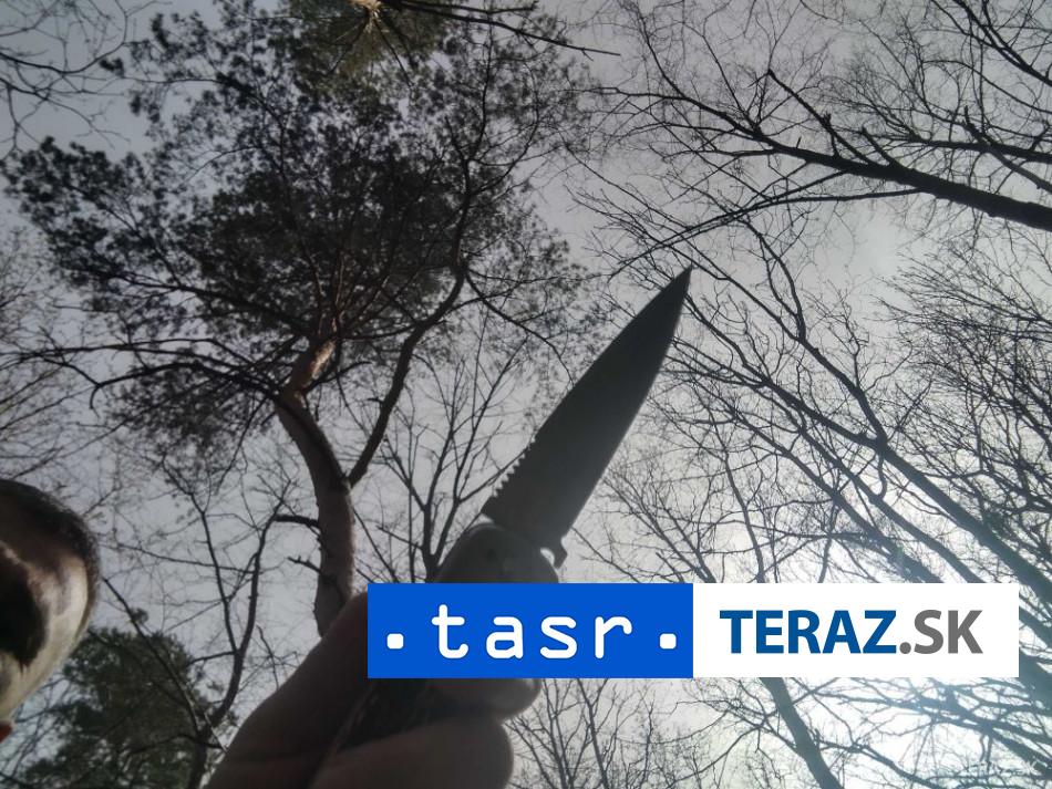UTOK NOZOM Agresivny muz zranil dvoch ludi