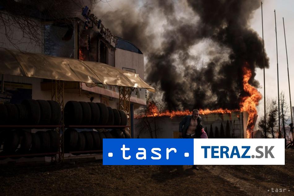 Ukrajina Pri masivnom utoku nedaleko Kyjeva zomreli najmenej traja ludia