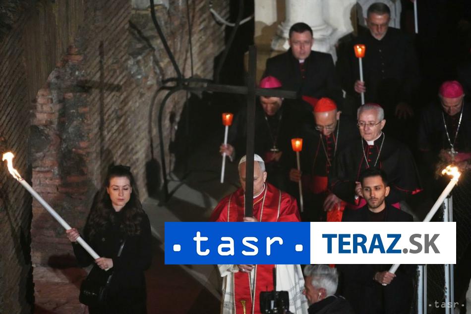 Papez Lev XIV osobne niesol kriz pri vsetkych 14 zastaveniach krizovej cesty