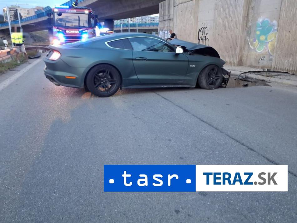 AUTO NARAZILO DO MOSTA: V Košiciach sa zranili dve osoby 3 AUTO NARAZILO DO MOSTA V Kosiciach SA ZRANILI DVE OSOBY