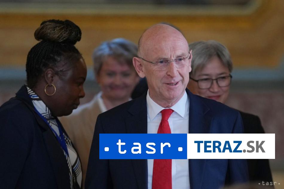 Britský minister obrany Healey podal demisiu kvôli sporom o výdavky. 2 Britsky minister obrany Healey podal demisiu kvoli sporom o vydavky