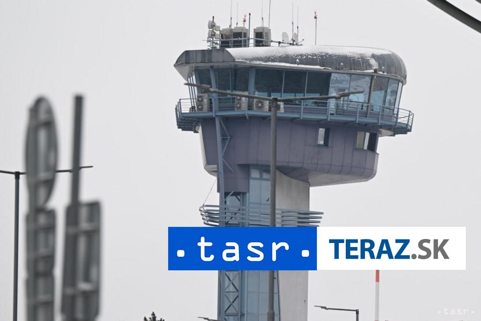 Cestujúci v problémoch: Po incidente hlásia oneskorenia a zrušenia letov. 2 Cestujuci v problemoch Po incidente hlasia oneskorenia a zrusenia letov