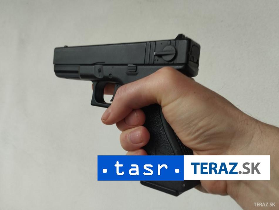 OZBROJENY MUZ Mal sa pohybovat v blizkosti skoly v Bratislave