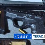 Policia v nemom uzase Pri razii objavili drogy a protitankovu strelu