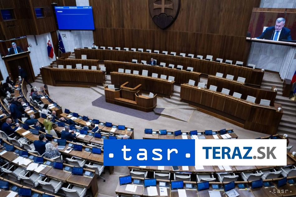Poslanci sa stretnú už v pondelok, na schôdzi rokujú štvrtý týždeň. 2 Poslanci sa stretnu uz v pondelok na schodzi rokuju stvrty tyzden