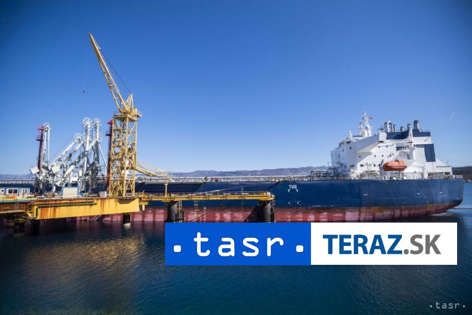 Zaistený ropný tanker Tagor je eskortovaný do prístavu. 4 Zaisteny ropny tanker Tagor je eskortovany do pristavu