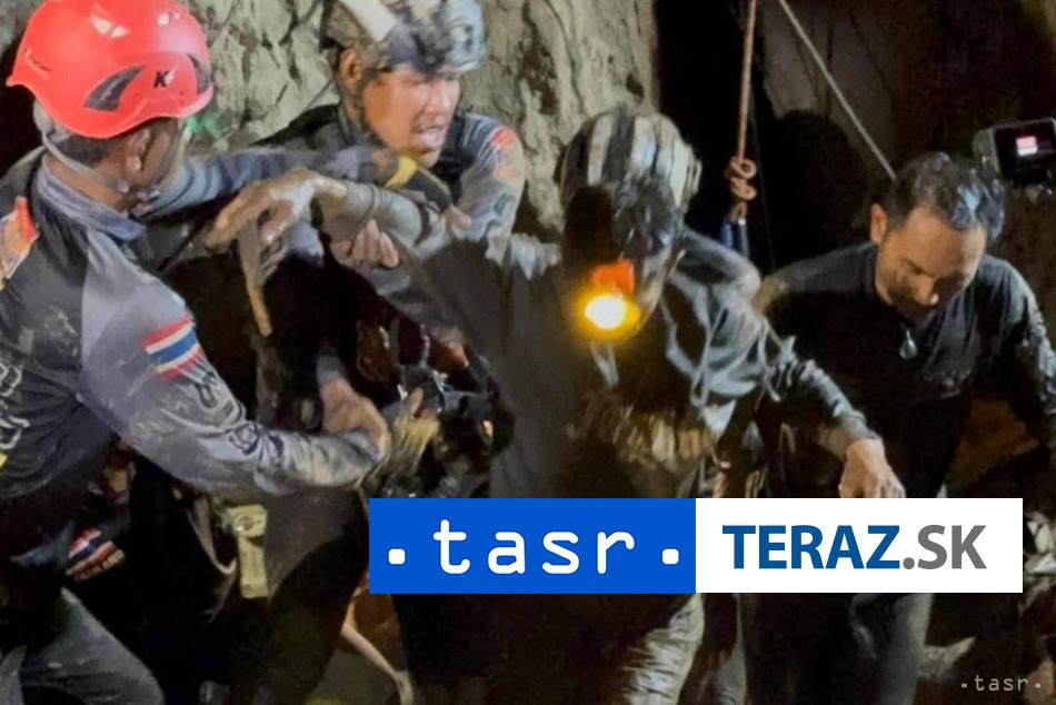 zachranari v laose zastavili patranie po muzoch uviaznutych v jaskyni