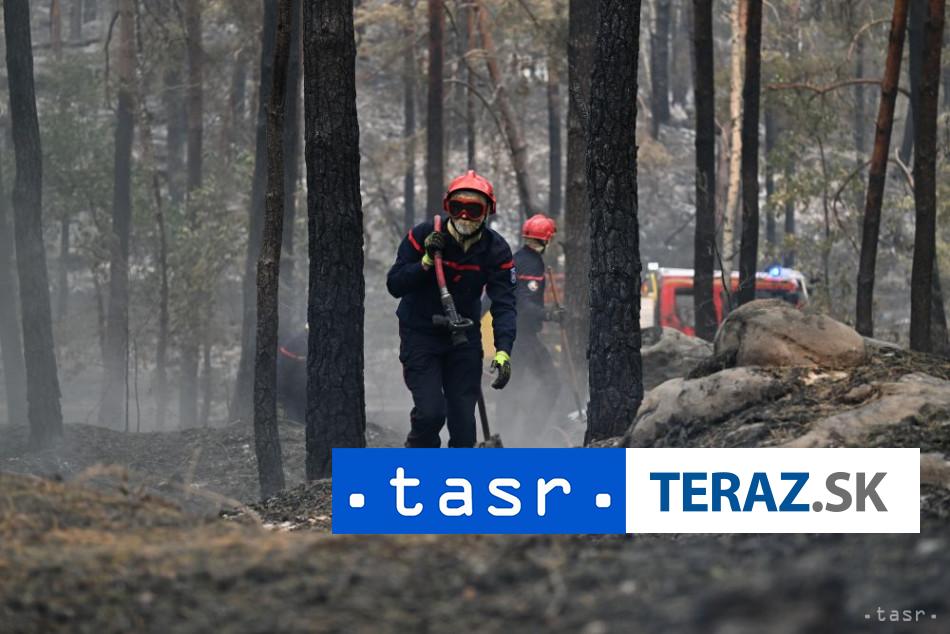 Hasici zastavili sirenie poziarov v lese Fontainebleau pri Parizi