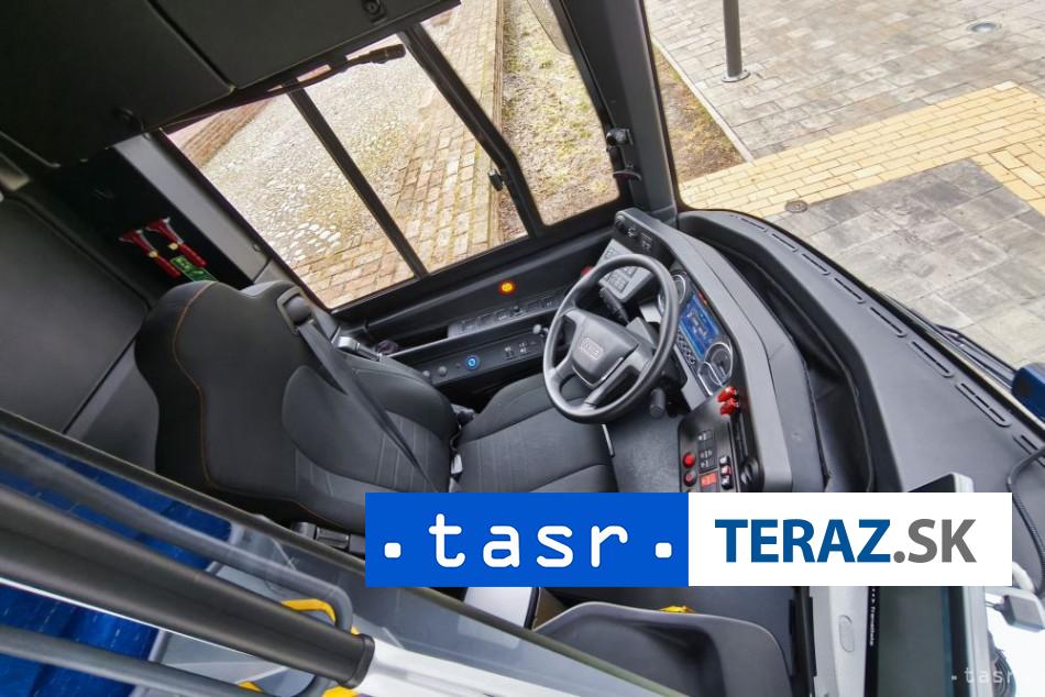 NEHODA DVOCH AUTOBUSOV ZASAHOVAL AJ HELIKOPTERA