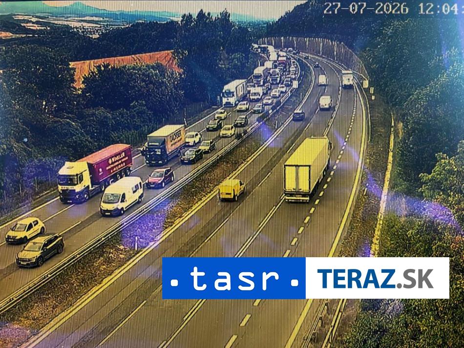 TVORIA SA KOLONY Na dialnici D1 pri Zamarovciach prebieha asfaltovanie vozovky