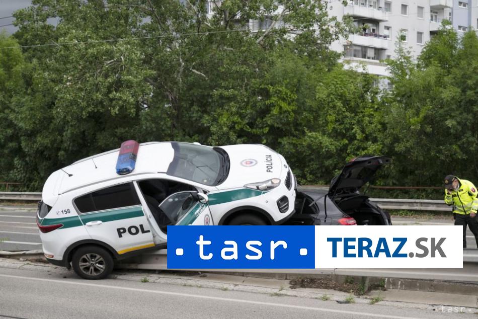 VIDEO ZRAZKA V BRATISLAVE Policajne auto sa ocitlo na zvodidlach