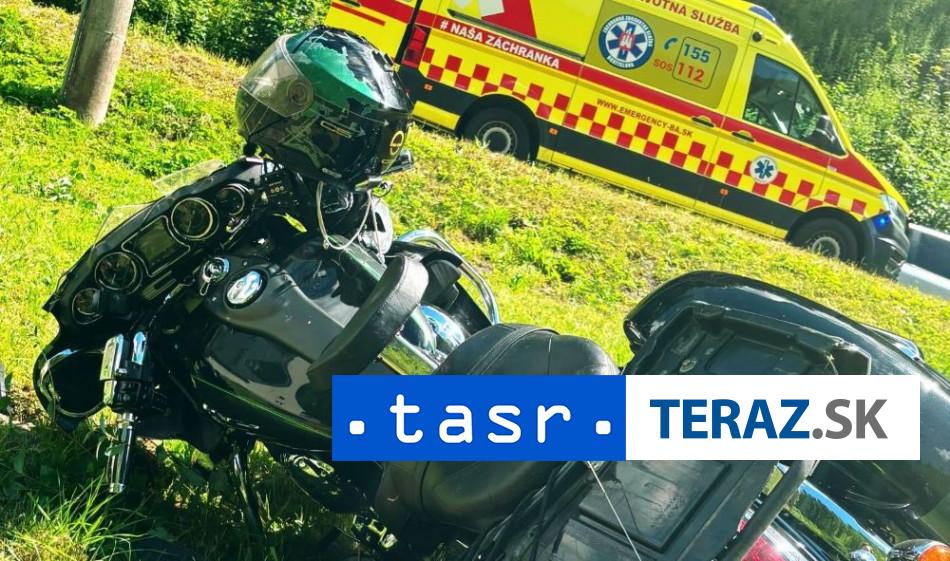 VYLETEL Z CESTY Motocyklista skocil pri havarij mimo vozovky