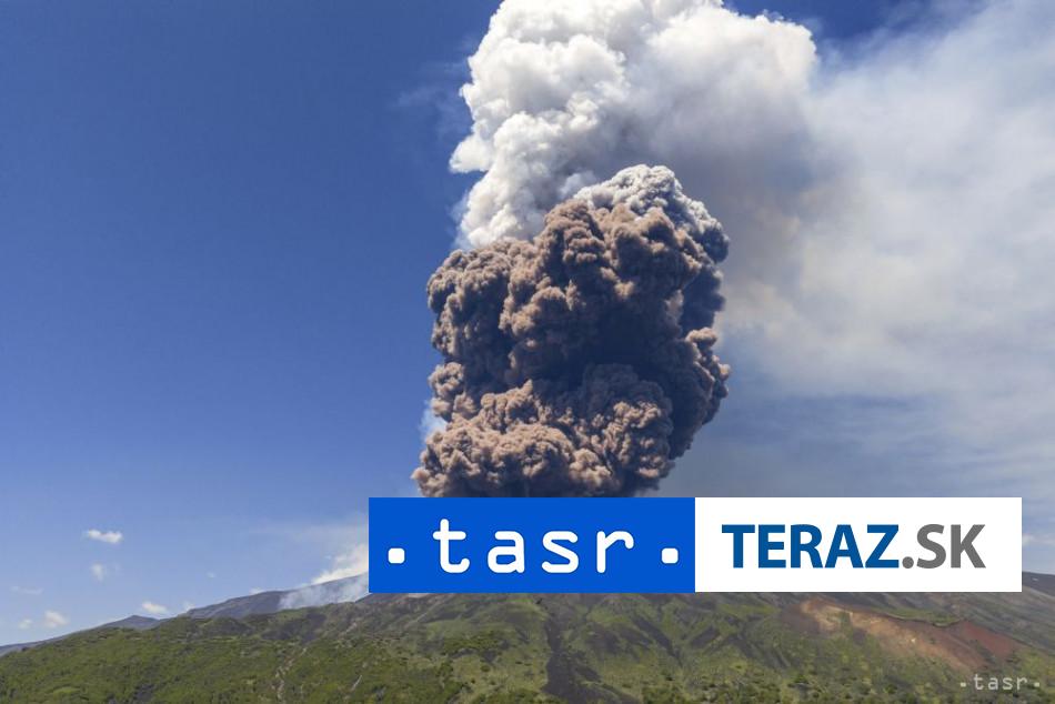 Etna komplikuje lety na Sicilii kvoli popolu obmedzili prevadzku letiska