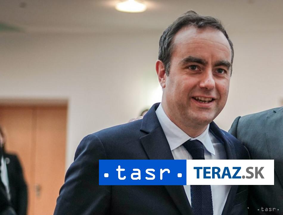 Francúzskeho premiéra po príchode do obce zasiahnutej požiarom vypískali 2 Francuzskeho premiera po prichode do obce zasiahnutej pozarom vypiskali