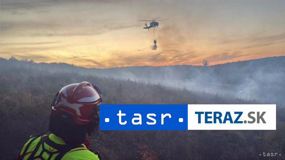 Hasici nadalej bojuju s rozsiahlym lesnym poziarom v katastri obce Trstin