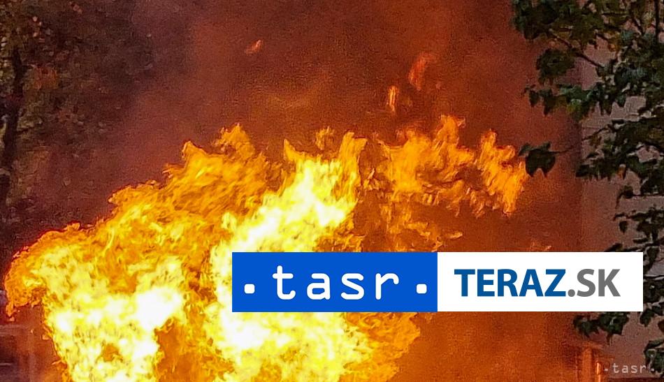 LES V PLAMEŇOCH: Zásah hasičov sťažujú vysoké teploty a vietor 2 LES V PLAMENOCH Zasah hasicov stazuju vysoke teploty a vietor